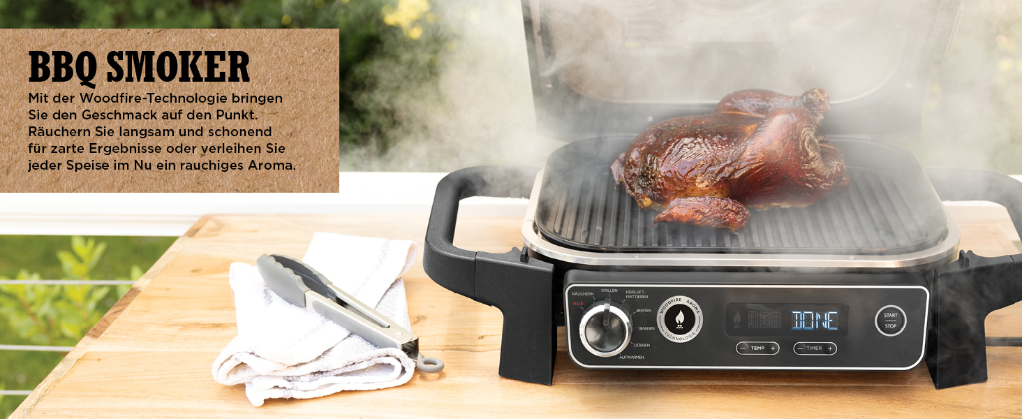 elektrischer barbecue und smoker grill mit hähnchen